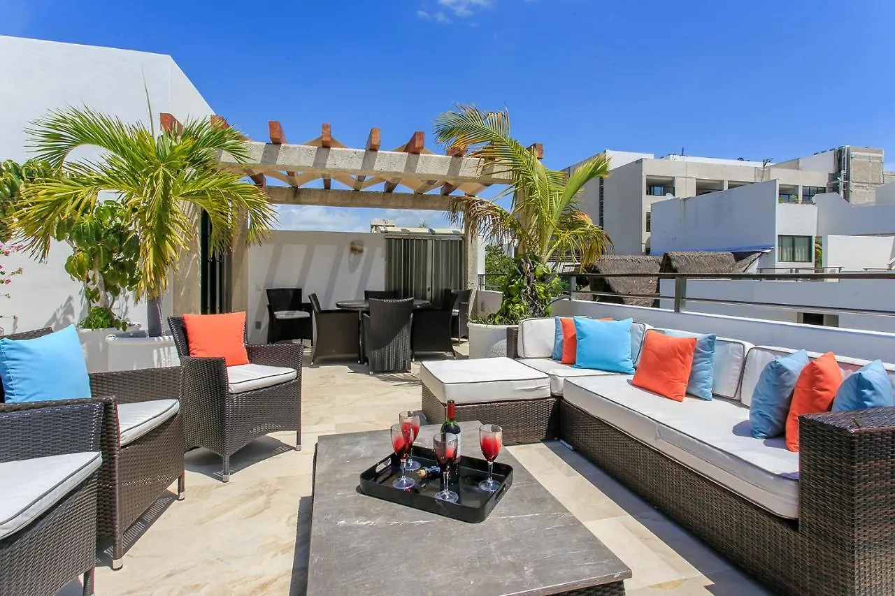 3-Level Condo With A Private Balcony & Rooftop Lounge Playa del Carmen Apartment