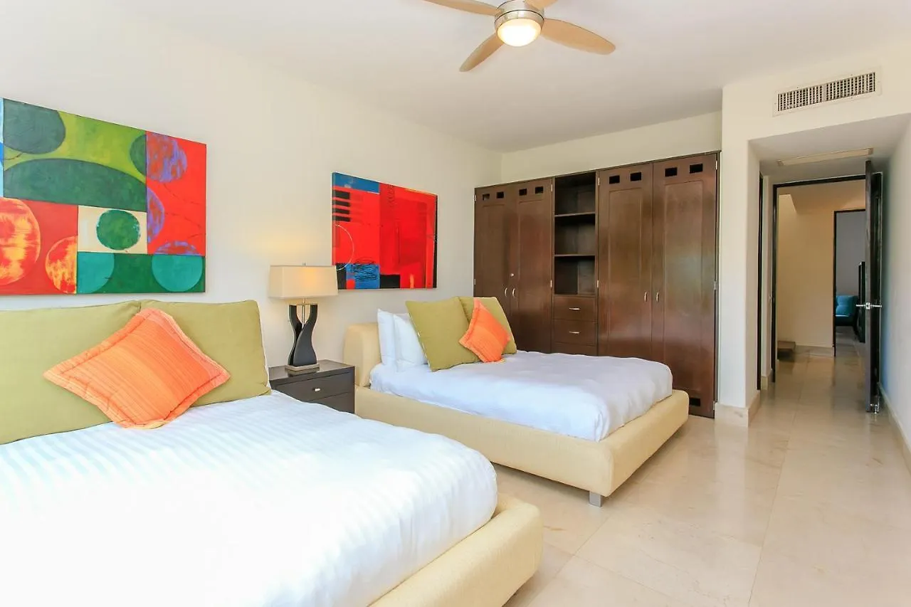 3-Level Condo With A Private Balcony & Rooftop Lounge Playa del Carmen Apartment