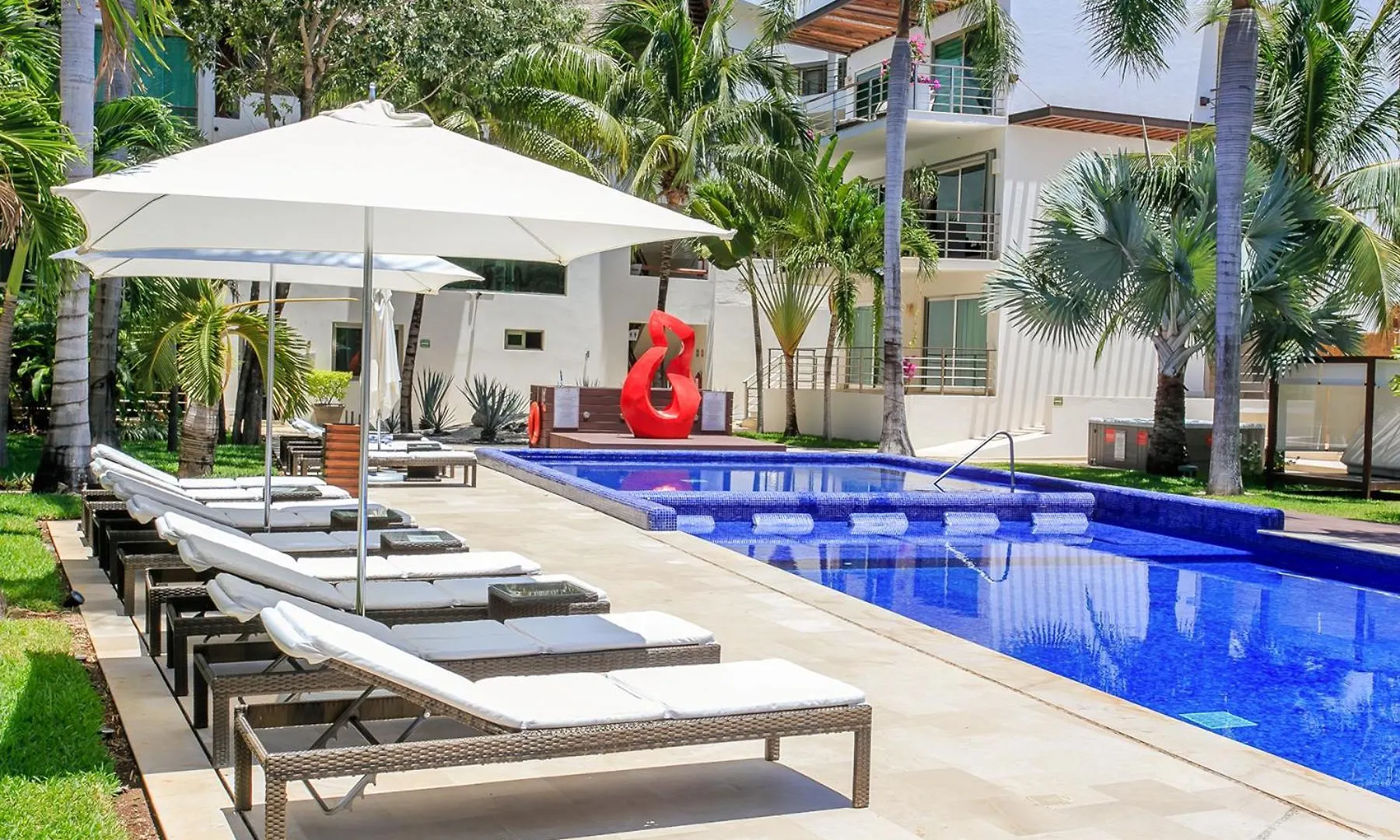 3-Level Condo With A Private Balcony & Rooftop Lounge Playa del Carmen Apartment